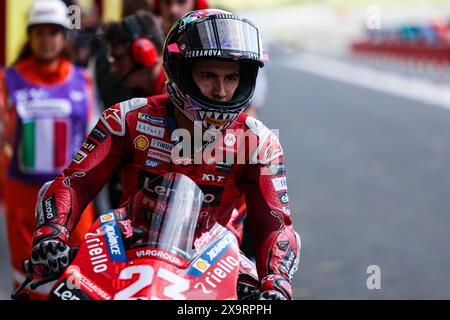 Enea Bastianini e Ducati Lenovo Team hanno visto durante il Gran Premio d'Italia Brembo MotoGP GP7 - prove libere Pit Lane sul circuito del Mugello a Scarperia. Foto Stock