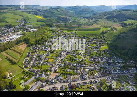 Vista aerea, zona residenziale, vista del quartiere Ostwig, paesaggio collinare, Ostwig, Bestwig, Sauerland, Renania settentrionale-Vestfalia, Germania, foto aerea, re Foto Stock