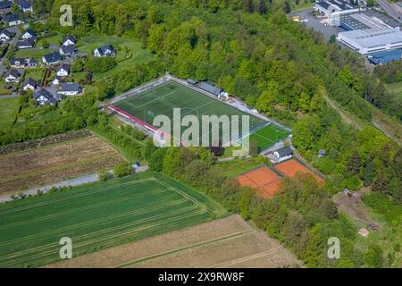 Vista aerea, stadio di calcio, campo sportivo Ostwig, campi da tennis, Ostwig, Bestwig, Sauerland, Renania settentrionale-Vestfalia, Germania, foto aerea, sta di calcio Foto Stock