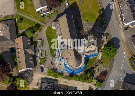 Vista aerea, Cat. chiesa di Sant'Anna, copertura parziale e ponteggi dovuti a lavori di ristrutturazione, Nuttlar, Bestwig, Sauerland, Renania settentrionale-Vestfalia, Germa Foto Stock