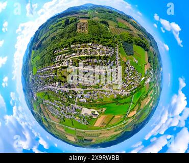 Vista aerea, zona residenziale, vista di Velmede, area forestale con piantagioni di alberi, globo terrestre, immagine fisheye, immagine a 360 gradi, mondo minuscolo, piccolo pl Foto Stock