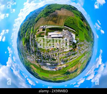 Vista aerea, zona residenziale, vista di Bestwig, area industriale con Howmet Aerospace Tital GmbH, area forestale e piantagioni di alberi, globo terrestre, fishe Foto Stock