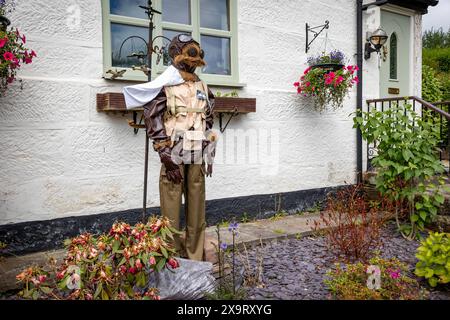 Daresbury Village, Cheshire, Regno Unito. 2 giugno 2024. Ufficiale nato in nuova Zelanda, Sir Keith Rodney Park, GCB, KBE, MC and Bar, DFC, rappresentato da uno spaventapasseri al Daresbury Village Scarecrow Festival per commemorare il 80° anniversario del D-Day Credit: John Hopkins/Alamy Live News Foto Stock