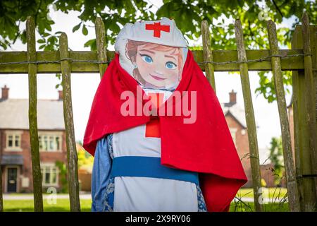 Daresbury Village, Cheshire, Regno Unito. 2 giugno 2024. Circa 6000 infermieri prestarono servizio nell'Army Nursing Corps durante la seconda guerra mondiale. Facevano parte del Queen Alexandra's Imperial Nursing Service, rappresentato qui da uno spaventapasseri nel Daresbury Village Scarecrow Festival per commemorare il 80° anniversario del D-Day Credit: John Hopkins/Alamy Live News Foto Stock