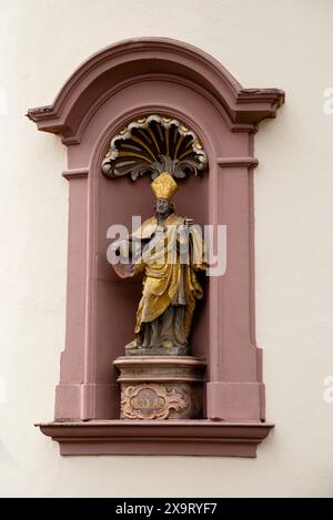 Nicchia con statua del vescovo San Nicola a Treviri, Germania. Foto Stock