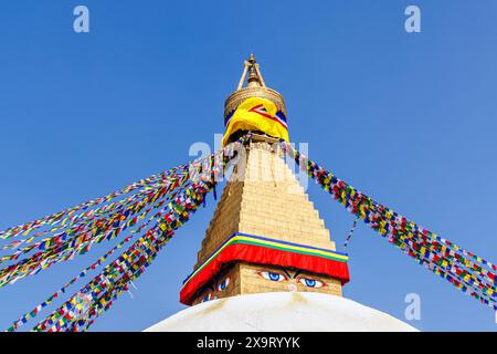 L'iconica statua dorata di Boudhanath (Buddha Stupa), Kathmandu, Nepal, decorata con bandiere e occhi colorati Foto Stock