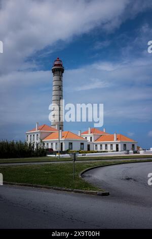 Una vista del faro di Leca da Palmeira in Portogallo, che si erge alto contro il paesaggio costiero. Foto Stock