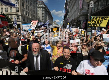 Londra, Inghilterra, Regno Unito. 2 giugno 2024. I manifestanti tengono dei cartelli e battono bandiere durante la manifestazione mentre marciano attraverso il centro di Londra. Migliaia di persone hanno marciato nel centro di Londra chiedendo il ritorno degli ostaggi israeliani detenuti da Hamas a Gaza. Il 7 ottobre 2023 oltre 250 ostaggi israeliani siamo presi da Hamas, molti non sono ancora stati trovati o rilasciati. (Credit Image: © Martin Pope/ZUMA Press Wire) SOLO PER USO EDITORIALE! Non per USO commerciale! Foto Stock