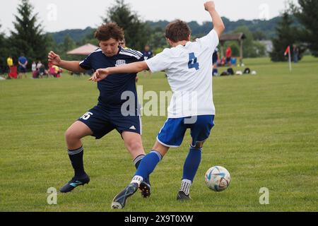 C'è molta azione nella partita di calcio giovanile. Foto Stock