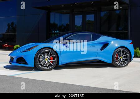 Indianapolis - 30 maggio 2024: Esposizione Lotus Emira First Edition presso una concessionaria. Lotus offre la Emira First Edition con un V6 sovralimentato da 3,5 litri. MIO:2 Foto Stock