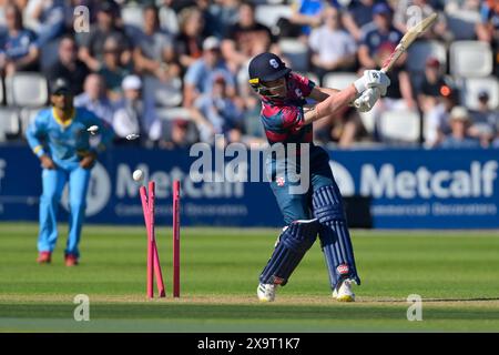 NORTHAMPTON, REGNO UNITO. 2 giugno 2024. Matthew Breetzke di Northampton viene sconfitto da MATTHEW REVIS dello Yorkshire per 11 durante il T20 Vitality Blast match tra Northamptonshire Steelbacks e Yorkshire Vikings al County Ground di Northampton, Inghilterra Credit: PATRICK ANTHONISZ/Alamy Live News Foto Stock