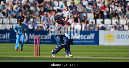 NORTHAMPTON, REGNO UNITO. 2 giugno 2024. Matthew Breetzke di Northampton viene sconfitto da MATTHEW REVIS dello Yorkshire per 11 durante il T20 Vitality Blast match tra Northamptonshire Steelbacks e Yorkshire Vikings al County Ground di Northampton, Inghilterra Credit: PATRICK ANTHONISZ/Alamy Live News Foto Stock