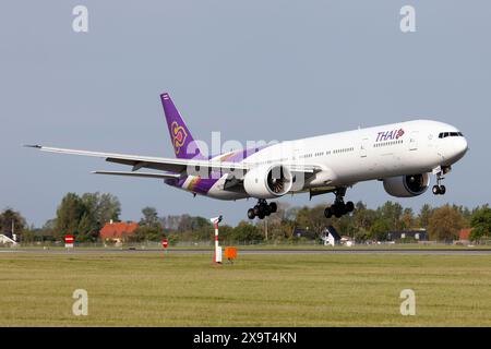 Copenaghen, Danimarca. 22 maggio 2024. Un Boeing 777-300ER della Thai Airways International atterra all'aeroporto di Copenhagen Kastrup. Thai Airways International ha un accordo con Boeing per un ordine di 45 jet wide-body per espandere la sua flotta, con consegne a partire dal 2027. (Credit Image: © Fabrizio Gandolfo/SOPA Images via ZUMA Press Wire) SOLO USO EDITORIALE! Non per USO commerciale! Foto Stock