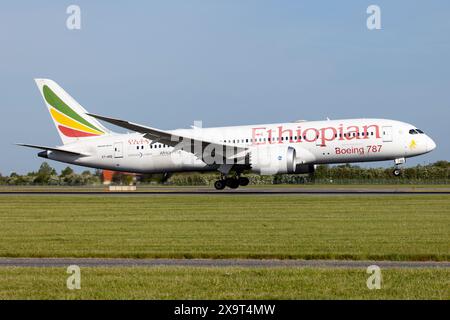 Copenaghen, Danimarca. 22 maggio 2024. Un Boeing 787-8 Dreamliner Ethiopian Airlines atterra all'aeroporto di Copenhagen Kastrup. Ethiopian Airlines è la compagnia aerea nazionale etiope ed è di proprietà del governo etiope. L'hub della compagnia aerea si trova presso l'aeroporto internazionale di Bole, Addis Abeba. (Credit Image: © Fabrizio Gandolfo/SOPA Images via ZUMA Press Wire) SOLO USO EDITORIALE! Non per USO commerciale! Foto Stock