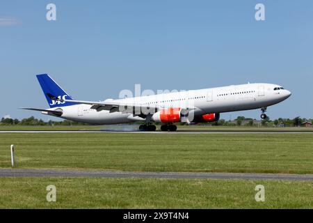 Copenaghen, Danimarca. 21 maggio 2024. Un Airbus 330-300 Scandinavian Airlines (SAS) atterra all'aeroporto Kastrup di Copenaghen. SAS gestisce questo Airbus A330-300 su rotte a lungo raggio e presenta una configurazione a tre classi (foto di Fabrizio Gandolfo/SOPA Images/Sipa USA) credito: SIPA USA/Alamy Live News Foto Stock