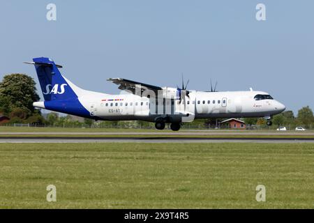 Copenaghen, Danimarca. 21 maggio 2024. Un ATR 72 Scandinavian Airlines (Xfly) atterra all'aeroporto Kastrup di Copenaghen. Xfly, fondata nel 2015, è una filiale del Nordic Aviation Group, che è interamente di proprietà dello Stato estone. Xfly è un fornitore di servizi che lavora sia a breve che a lungo termine con qualsiasi compagnia aerea europea in tutto il continente. (Foto di Fabrizio Gandolfo/SOPA Images/Sipa USA) credito: SIPA USA/Alamy Live News Foto Stock