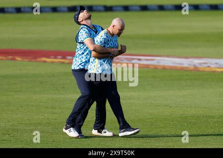 I Birmingham Bears Jake Lintott festeggiano con Richard Gleeson dopo aver catturato Graham Clark di Durham durante il Vitality T20 Blast match tra il Durham County Cricket Club e i Birmingham Bears al Seat Unique Riverside, Chester le Street, venerdì 31 maggio 2024. (Foto: Mark Fletcher | mi News) crediti: MI News & Sport /Alamy Live News Foto Stock