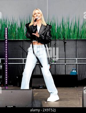 Paulina Wagner beim Open Air Schlager Olymp 2024 auf dem Berliner Festplatz. *** Paulina Wagner all'Open Air Schlager Olymp 2024 sulla fiera di Berlino Foto Stock