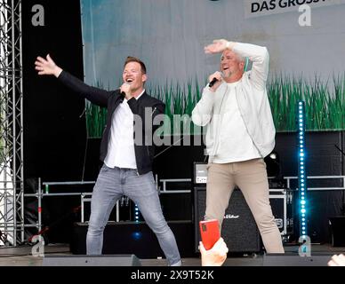 Die Jungs von Neon beim Open Air Schlager Olymp 2024 auf dem Berliner Festplatz. *** I ragazzi di Neon all'Open Air Schlager Olymp 2024 sulla fiera di Berlino Foto Stock