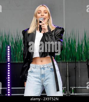 Paulina Wagner beim Open Air Schlager Olymp 2024 auf dem Berliner Festplatz. *** Paulina Wagner all'Open Air Schlager Olymp 2024 sulla fiera di Berlino Foto Stock