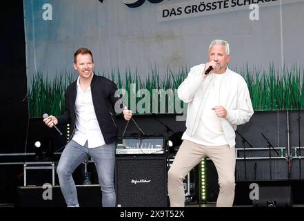 Die Jungs von Neon beim Open Air Schlager Olymp 2024 auf dem Berliner Festplatz. *** I ragazzi di Neon all'Open Air Schlager Olymp 2024 sulla fiera di Berlino Foto Stock