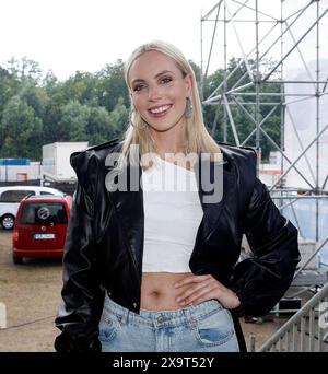 Paulina Wagner beim Open Air Schlager Olymp 2024 auf dem Berliner Festplatz. *** Paulina Wagner all'Open Air Schlager Olymp 2024 sulla fiera di Berlino Foto Stock