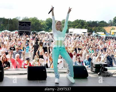 Paulina Wagner beim Open Air Schlager Olymp 2024 auf dem Berliner Festplatz. *** Paulina Wagner all'Open Air Schlager Olymp 2024 sulla fiera di Berlino Foto Stock