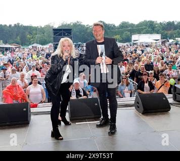 Bella Vista beim Open Air Schlager Olymp 2024 auf dem Berliner Festplatz. *** Bella Vista all'Open Air Schlager Olymp 2024 sulla fiera di Berlino Foto Stock