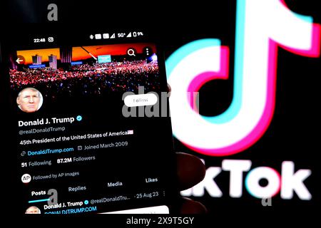 India. 2 giugno 2024. In questa immagine, l'account Twitter(X) di Donald Trump è stato visualizzato su uno smartphone con il logo TikTok sullo sfondo. (Immagine di credito: © Avishek Das/SOPA Images via ZUMA Press Wire) SOLO PER USO EDITORIALE! Non per USO commerciale! Foto Stock