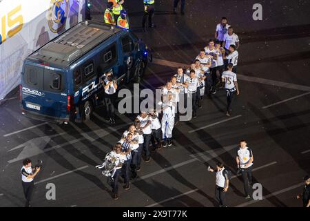 Madrid, Spagna. 2 giugno 2024. I giocatori del Real Madrid festeggiano in piazza Cibeles durante la parata del Real Madrid UEFA Champions League Trophy. Il Real Madrid ha vinto la sua quindicesima UEFA Champions League Cup dopo aver sconfitto il Borussia Dortmund 2-0 nella finale di Champions League allo stadio di Londra Wembley. Crediti: Marcos del Mazo/Alamy Live News Foto Stock