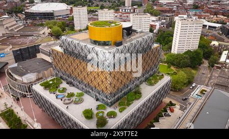 Library of Birmingham at Centenary Square nel centro di Birmingham vista aerea dall'alto - BIRMINGHAM, REGNO UNITO - 22 MAGGIO 2024 Foto Stock