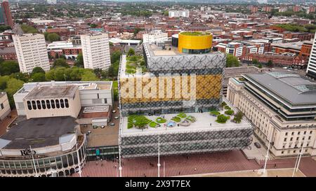 Library of Birmingham at Centenary Square nel centro di Birmingham vista aerea dall'alto - BIRMINGHAM, REGNO UNITO - 22 MAGGIO 2024 Foto Stock