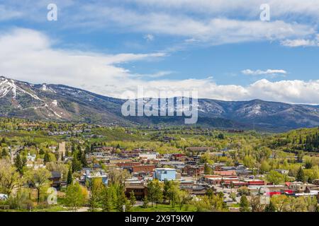 Vista aerea del centro di Steamboat Springs, Colorado, in primavera Foto Stock