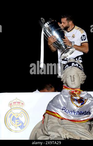 Madrid, spagnolo. 2 giugno 2024. Madrid, Regno di Spagna; 02.06.2024.- il Real Madrid celebra la sua vittoria in Champions League di fronte ai suoi tifosi mettendo la sciarpa e la bandiera della squadra alla dea Cibele nella sua fontana. Nacho Fernández è a capo del team merengue con Luca Modric, Toni Kross e Dani Carvajal. Migliaia di persone hanno partecipato all'evento. Crediti: Juan Carlos Rojas/dpa/Alamy Live News Foto Stock