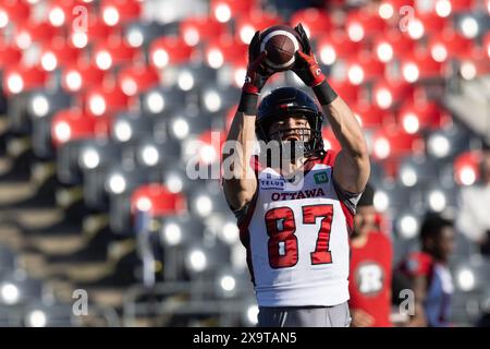 Ottawa, Canada. 31 maggio 2024. Il wide receiver degli Ottawa Redblacks Keaton Bruggeling (87) si scalda prima della partita di pre-stagione della CFL tra Montreal Alouettes e Ottawa Redblacks tenutasi al TD Place Stadium di Ottawa, Canada. Daniel Lea/CSM/Alamy Live News Foto Stock