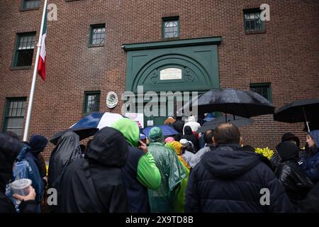 Seattle, Washington, Stati Uniti. 2 giugno 2024. Con 4 macchine elettorali per centinaia di cittadini messicani che vivevano a Washington, Oregon, Idaho e Alaska, le linee si formarono intorno al blocco del Consolato messicano a Seattle. Crediti: Alex Garland/Alamy Live News Foto Stock