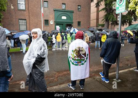 Seattle, Washington, Stati Uniti. 2 giugno 2024. Con 4 macchine elettorali per centinaia di cittadini messicani che vivevano a Washington, Oregon, Idaho e Alaska, le linee si formarono intorno al blocco del Consolato messicano a Seattle. Crediti: Alex Garland/Alamy Live News Foto Stock