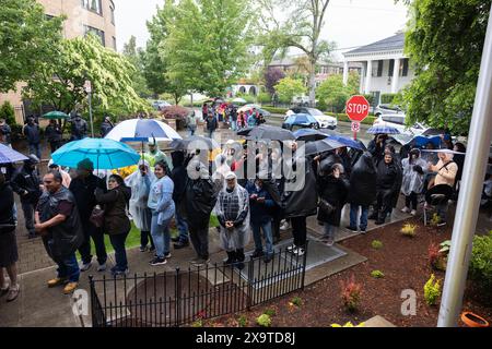 Seattle, Washington, Stati Uniti. 2 giugno 2024. Con 4 macchine elettorali per centinaia di cittadini messicani che vivevano a Washington, Oregon, Idaho e Alaska, le linee si formarono intorno al blocco del Consolato messicano a Seattle. Crediti: Alex Garland/Alamy Live News Foto Stock