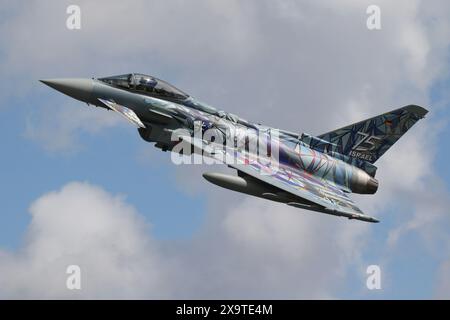 31+14, un caccia Eurofighter EF2000 Typhoon multirole operato dalla German Air Force, in partenza dalla RAF Fairford nel Gloucestershire, Inghilterra, dopo aver partecipato come mostra statica al Royal International Air Tattoo 2023 (RIAT23). L'aereo indossa uno speciale schema di colori per commemorare il 75° anniversario della fondazione della moderna Israele. Foto Stock