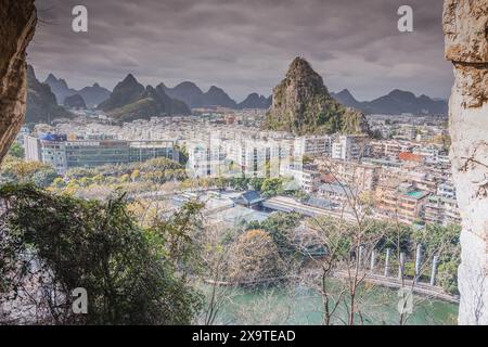 Guilin : splendido paesaggio urbano lungo il fiume Lijiang e il lago della città di Guilin, provincia di Guangxi, vista a volo d'uccello della città di Guilin. Foto Stock