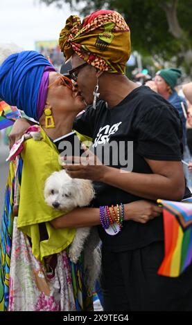 West Hollywood, Stati Uniti. 2 giugno 2024. La comunità LGBTQ è uscita per celebrare l'annuale WeHo Pride Parade sul Santa Monica Boulevard durante le festività che hanno dato il via al Pride Month a West Hollywood, California, domenica 2 giugno 2024. Foto di Chris Chew/UPI credito: UPI/Alamy Live News Foto Stock