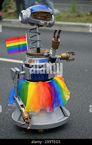 West Hollywood, Stati Uniti. 2 giugno 2024. Un robot Pride si unisce ai manifestanti alla WeHo Pride Parade annuale sul Santa Monica Boulevard durante i festeggiamenti che iniziano il Pride Month a West Hollywood, California, domenica 2 giugno 2024. Foto di Chris Chew/UPI credito: UPI/Alamy Live News Foto Stock