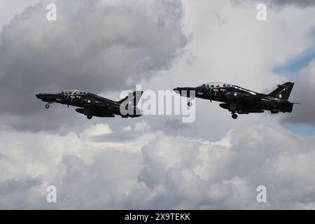 ZB131 e ZB132, due BAE Systems Hawk Mk167 gestiti dalla Qatar Emiri Air Force (QEAF), in partenza dalla RAF Fairford nel Gloucestershire, Inghilterra, dopo essere stati in mostra statica al Royal International Air Tattoo 2023 (RIAT23). Foto Stock