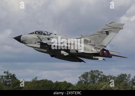 MM7062/6-74, un Panavia A-200A Tornado operato dal 6° Stormo 'Diavoli Rossi' dell'Aeronautica militare, in partenza dalla RAF Fairford nel Gloucestershire, Inghilterra dopo aver partecipato come mostra statica al Royal International Air Tattoo 2023 (RIAT23). Foto Stock