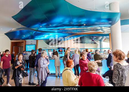 Miami Beach, Florida, New World Symphony NWS Center, architetto Frank Gehry, interni interni, uomini anziani uomini, donne donne donna donna donna, adu Foto Stock