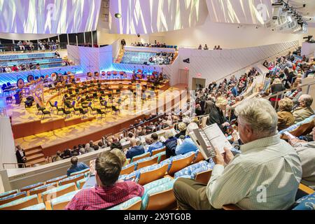 Miami Beach, Florida, New World Symphony NWS Center, architetto Frank Gehry, interni interni, uomini anziani uomini, donne donne donna donna donna, adu Foto Stock