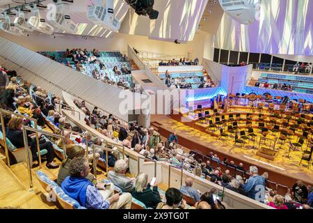 Miami Beach, Florida, New World Symphony NWS Center, architetto Frank Gehry, interni interni, uomini anziani uomini, donne donne donna donna donna, adu Foto Stock