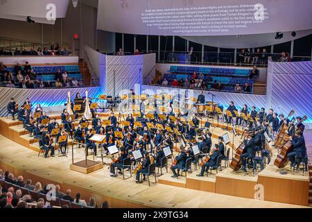 Miami Beach, Florida, New World Symphony NWS Center, architetto Frank Gehry, interni interni, uomini anziani uomini, donne donne donna donna donna, adu Foto Stock