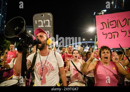 Tel Aviv, Israele. 1 giugno 2024. I manifestanti israeliani arrabbiati cantano slogan durante la manifestazione. Oltre 100.000 israeliani hanno manifestato con le famiglie degli ostaggi contro il primo ministro Benjamin Netanyahu a Tel Aviv, chiedendo un accordo immediato con gli ostaggi e le elezioni generali dopo il discorso di Bidenís. Gli scontri con la polizia israeliana si sono verificati una volta che i manifestanti hanno innescato falò al bivio di Kaplan. Credito: SOPA Images Limited/Alamy Live News Foto Stock