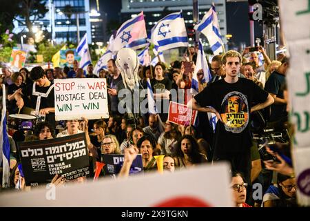 Tel Aviv, Israele. 1 giugno 2024. I manifestanti cantano mentre leggono i nomi degli ostaggi durante la dimostrazione. Oltre 100.000 israeliani hanno manifestato con le famiglie degli ostaggi contro il primo ministro Benjamin Netanyahu a Tel Aviv, chiedendo un accordo immediato con gli ostaggi e le elezioni generali dopo il discorso di Bidenís. Gli scontri con la polizia israeliana si sono verificati una volta che i manifestanti hanno innescato falò al bivio di Kaplan. Credito: SOPA Images Limited/Alamy Live News Foto Stock